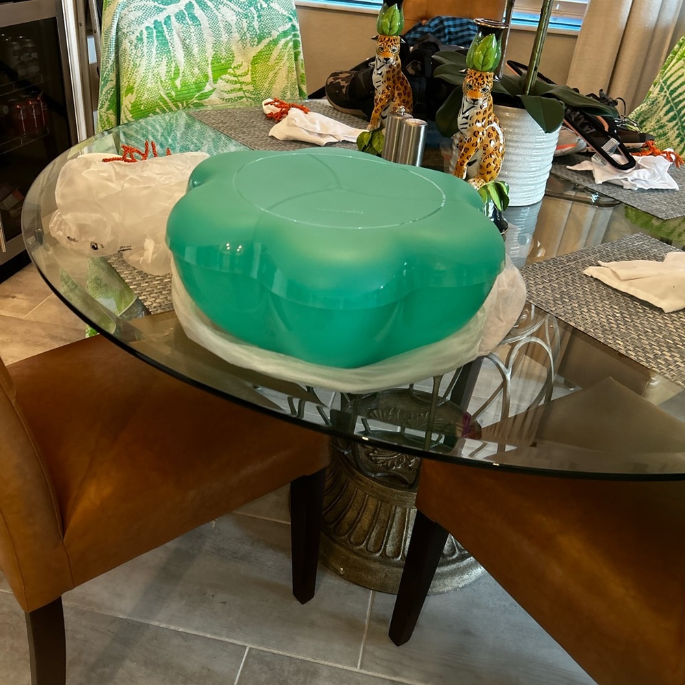 BNWT. Tupperware Chip and Dip